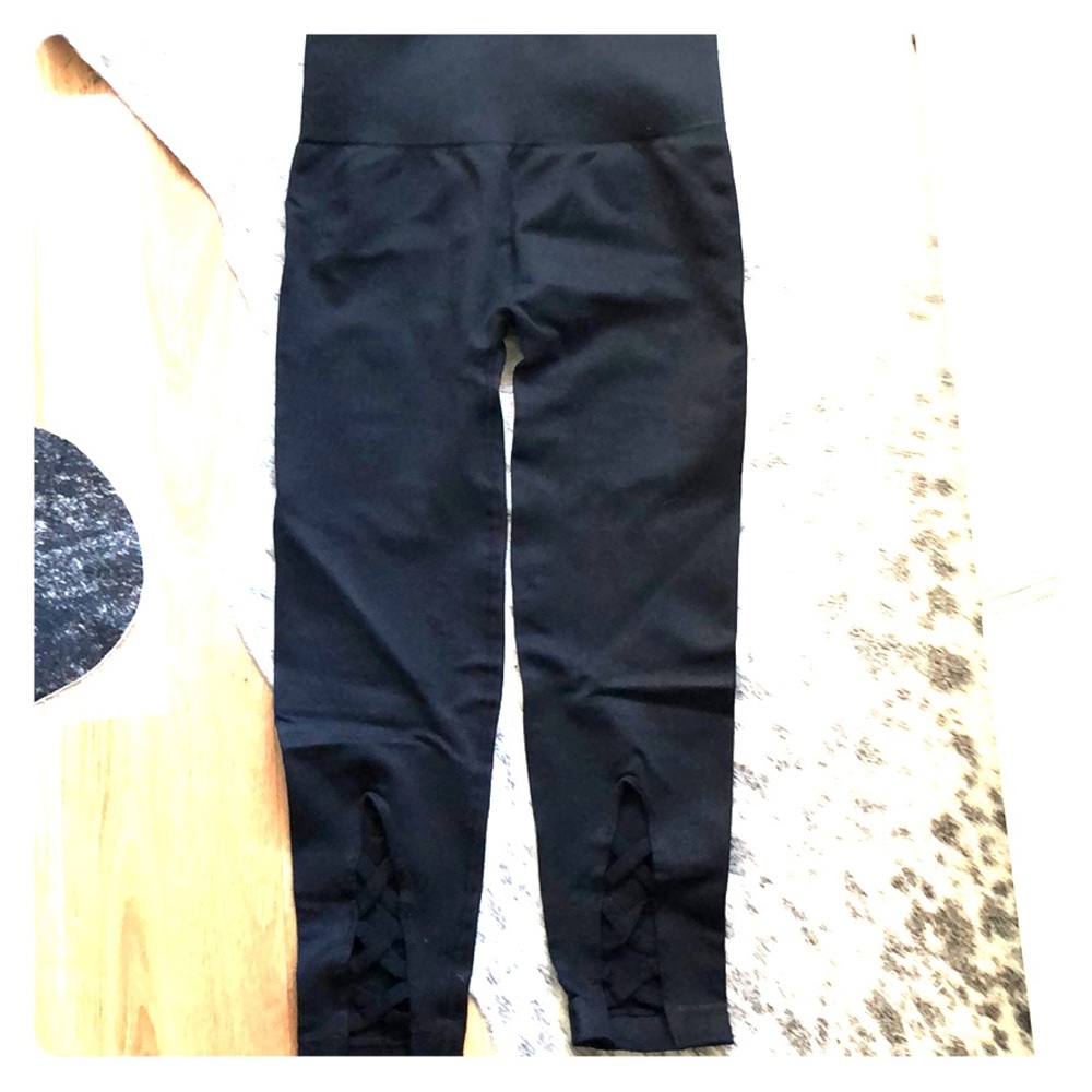 BRAND NEW Thirty8 Lace-Up Seamless Capri - XS/S